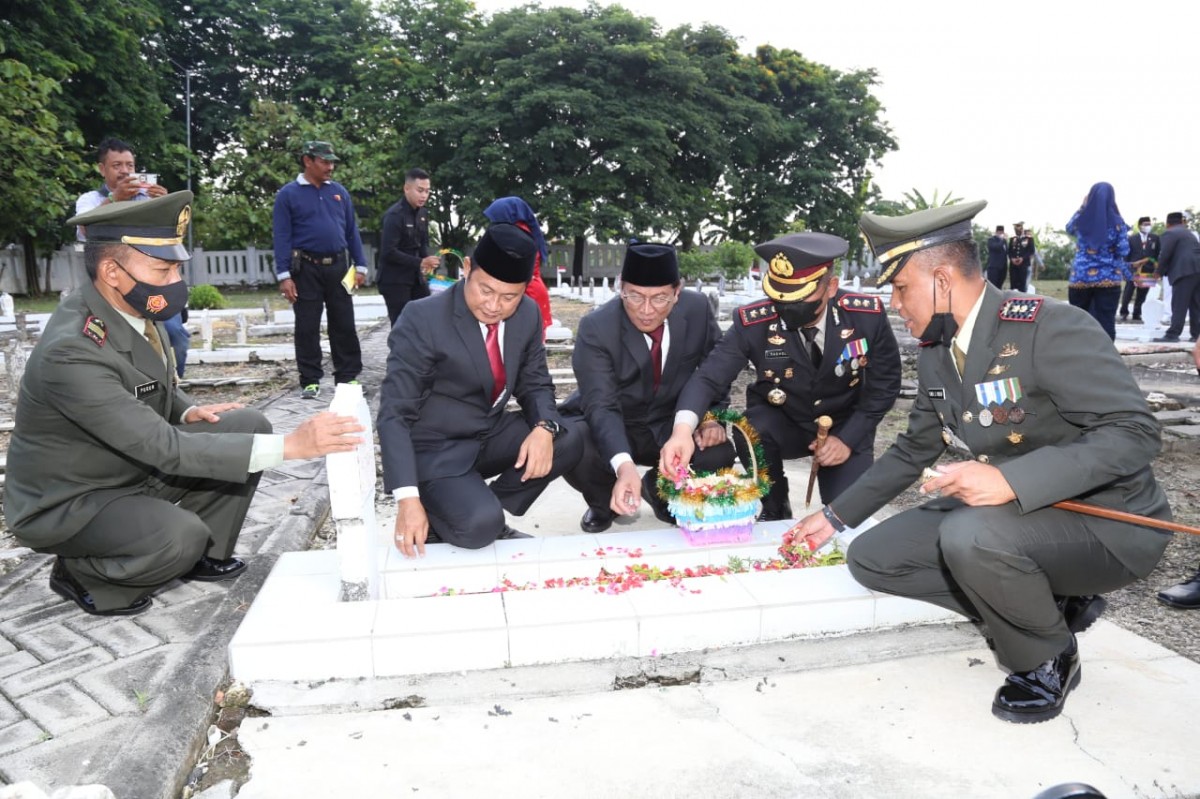 Pejabat Forkopimda Lamongan saat berziarah ke TMP Kusuma Negara. (Foto: Adyad Ammy Iffansah/jatimnow.com)