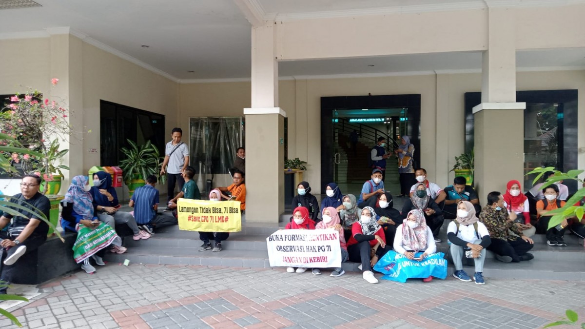 Puluhan guru honorer Lamongan saat menggeruduk DPRD meminta kejelasan formasi P3K. (Foto: Adyad Ammy Iffansah/jatimnow.com)