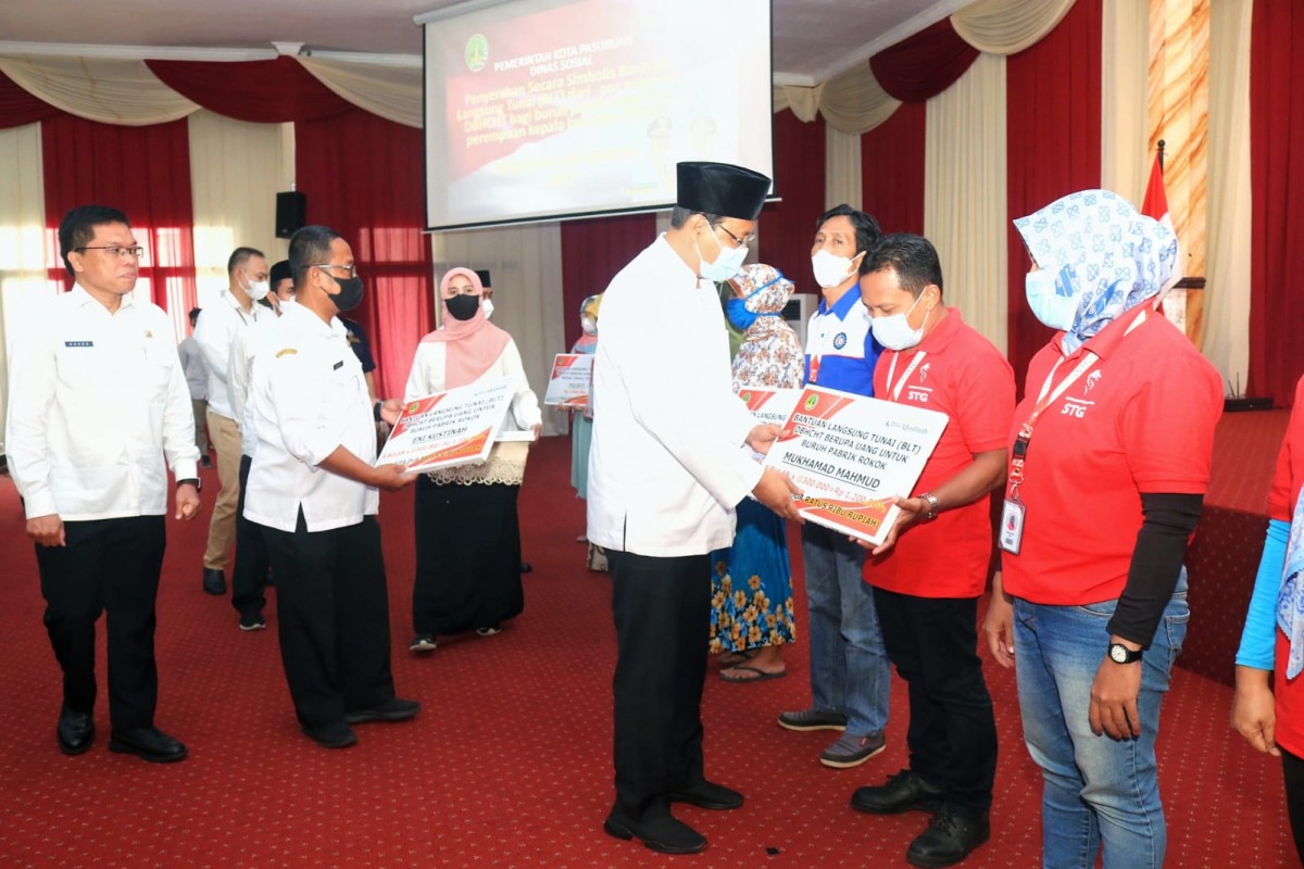 Buruh Pabrik Rokok dan Perempuan Kepala Keluarga Terima Bansos Pemkot Pasuruan