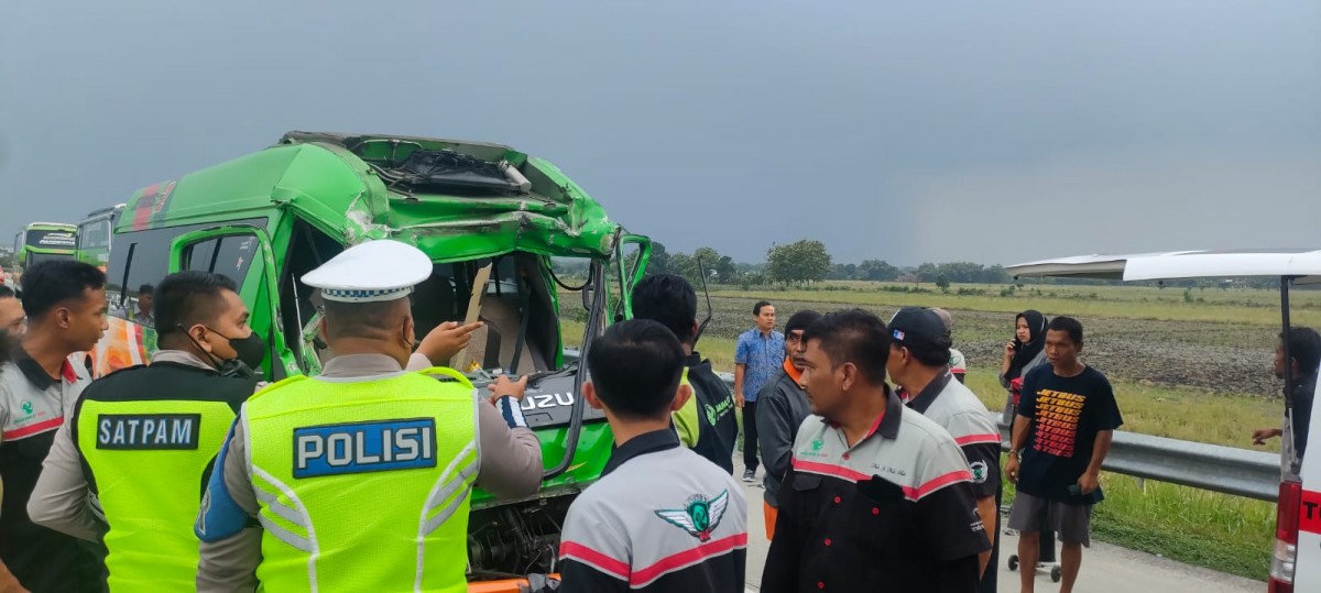 Kondisi Isuzu Elf yang ringksek pada bagian depan usai menabrak bagian belakang dump truk. (foto: PJR Polda Jatim for jatimnow.com)