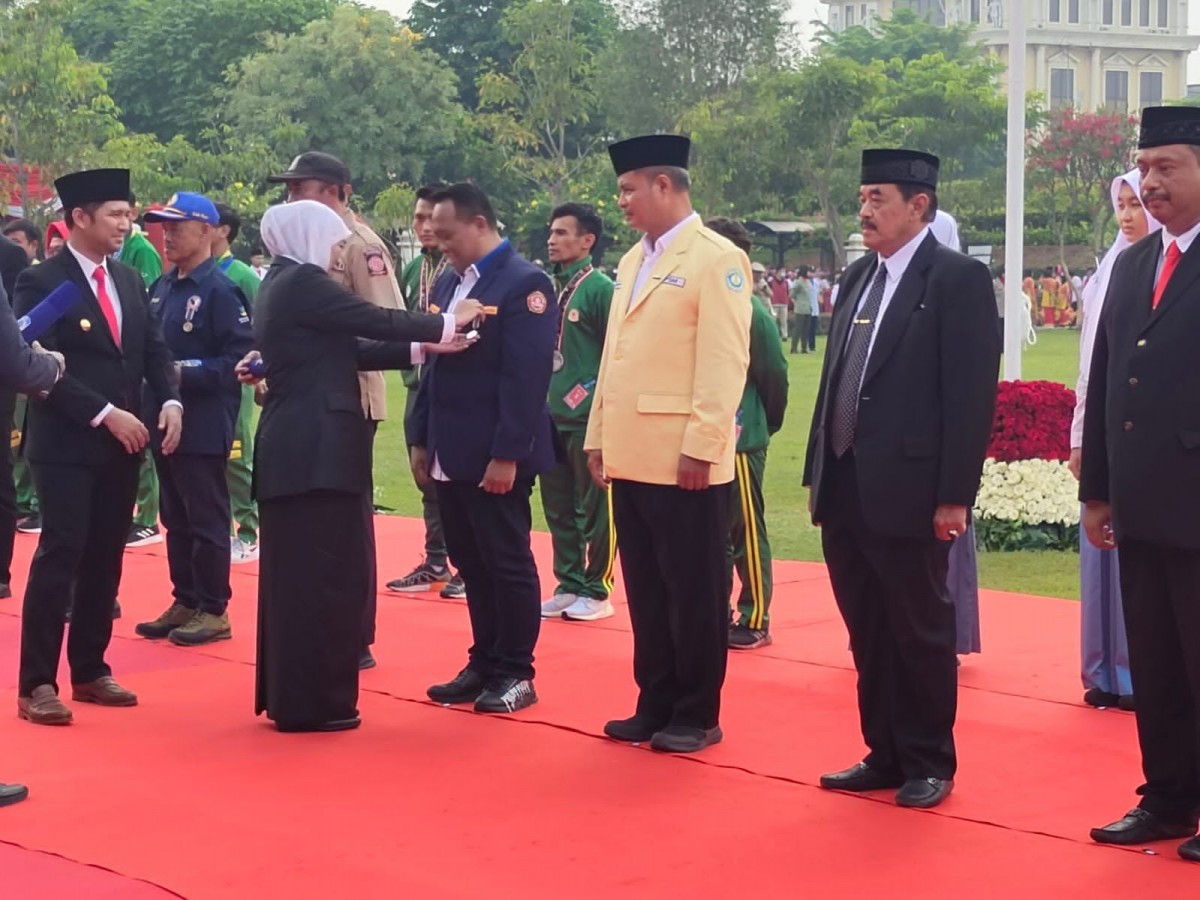 Gubernur Khofifah saat menyematkan medali Jer Basuki Mawa Bea Perak (Foto: Dok Heru for jatimnow.com)