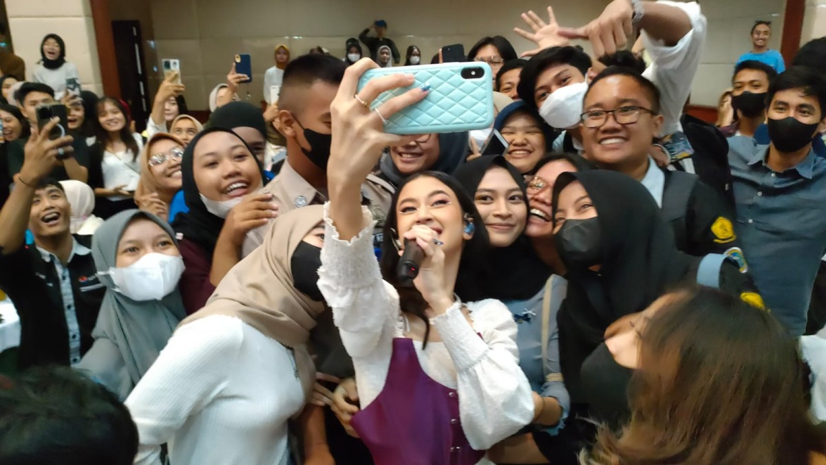 Keisya Levronka berswafoto bersama penggemar yang juga mahasiswa UWKS.