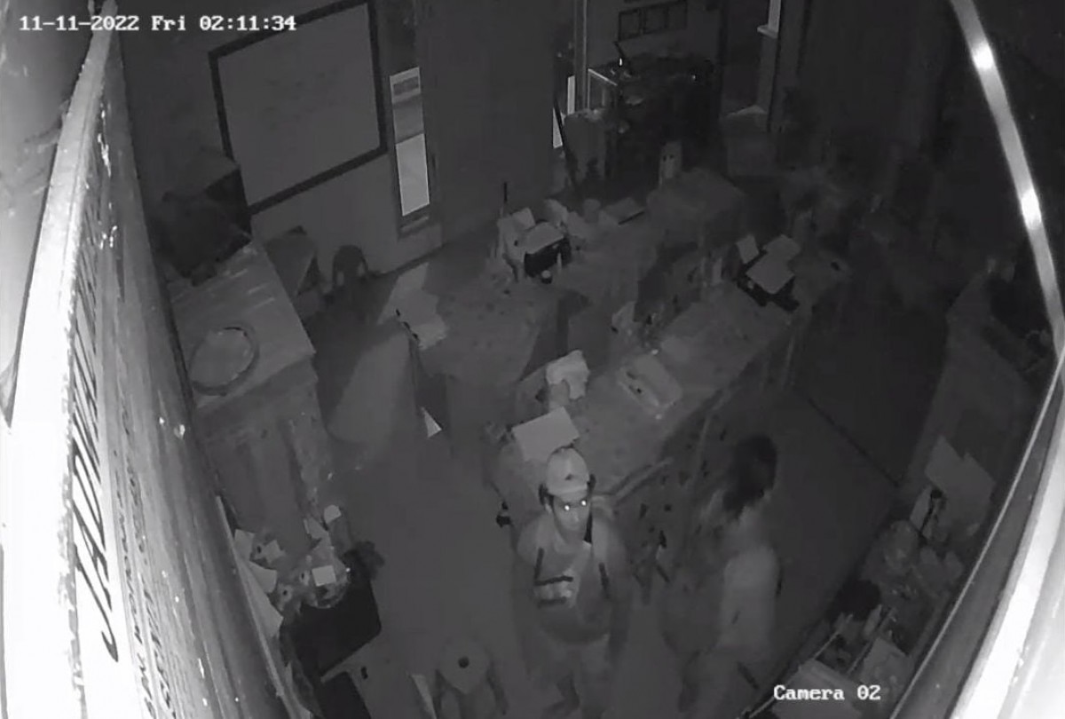 Aksi dua orang pria yang melakukan pencurian di SDN Wonosalam 5 saat terekam CCTV. (Foto: tangkapan layar)