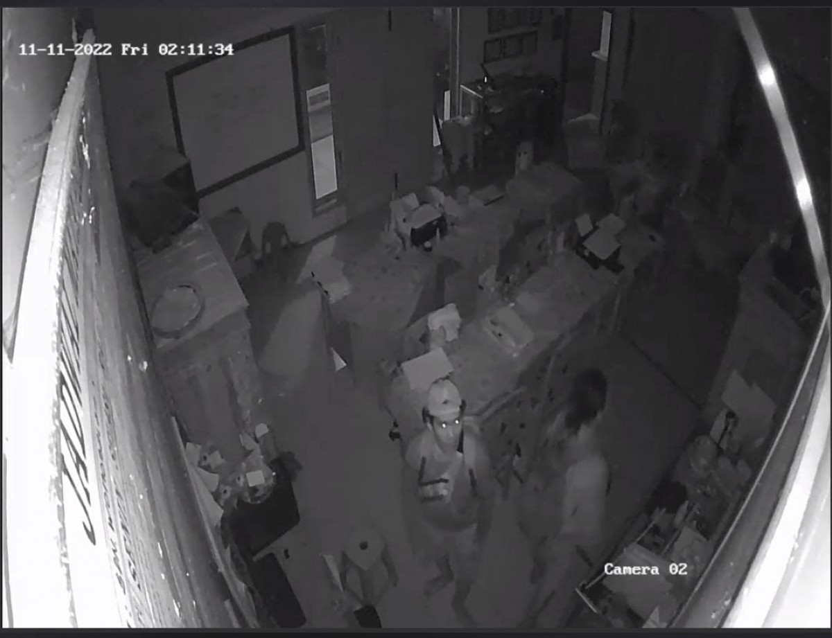 Tangkapan layar kamera CCTV yang merekam aksi pencurian di SDN Wonosalam 5. (foto: tangkapan layar)