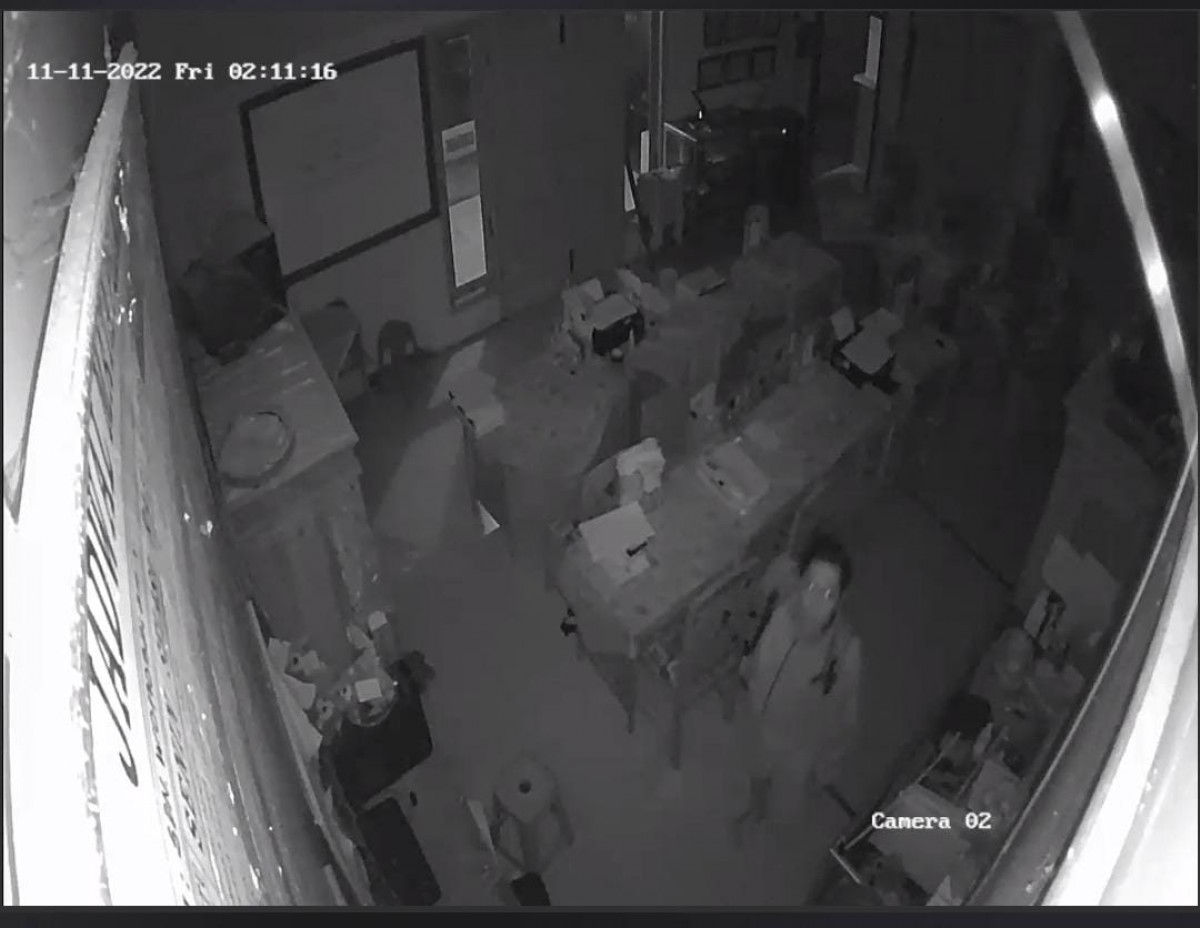 Rekaman kamera CCTV yang memperlihatkan aksi pencurian di SDN Wonosalam 5. (Foto: tangkapan layar)