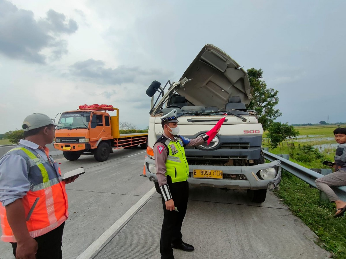 Kondisi truk molen yang ringsek pada bagian depan. (Foto: PJR Polda Jatim)