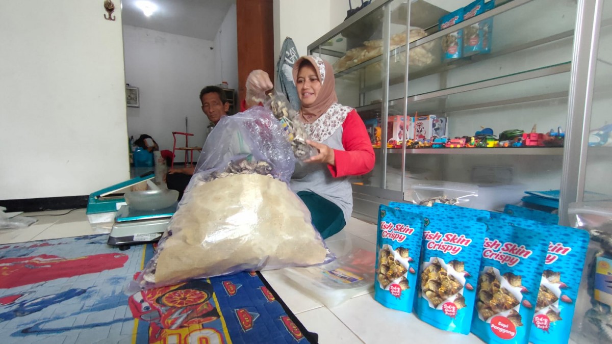 Mujirahayu, warga Kota Mojokerto, menunjukkan kerupuk kulit patin buatannya (Foto-foto: Achmad Supriyadi/jatimnow.com)