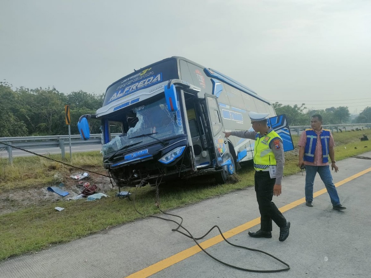 Bus terguling di Tol Gempol-Pasuruan. (Foto: Unit Laka Polres Pasuruan)