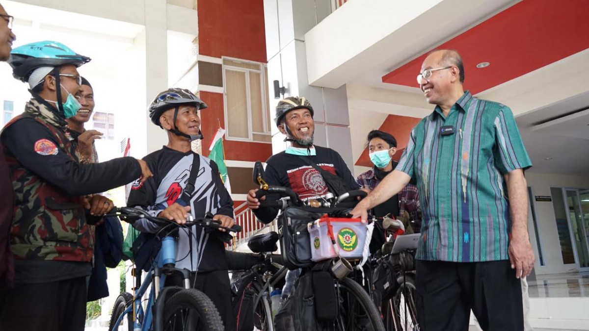 Rektor UMSurabaya Sukadiono menyambut empat warga Muhammadiyah asal Kalteng yang bersepeda dari Palangkaraya ke Surakarta, Solo untuk menghadiri Muktamar ke-48 Muhammadiyah (Foto-foto: Datul for jatimnow.com)