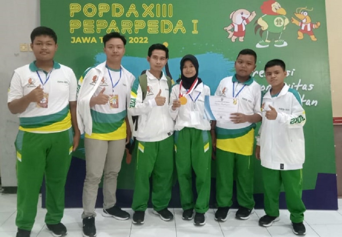 Atlet Bojonegoro menunjukkan medali yang diraih pada perhelatan Popda Jawa Timur. (Foto: Joko for jatimnow.com)