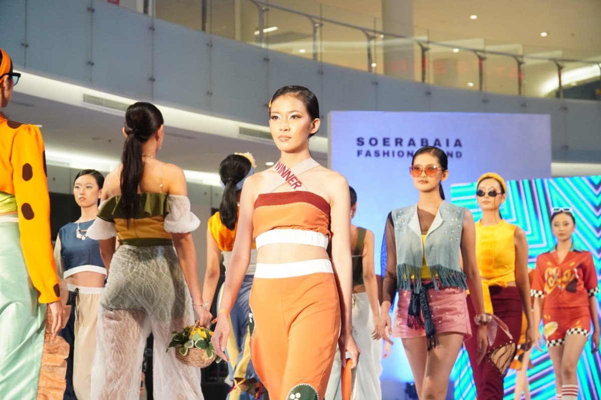 Busana retro karya 28 mahasiswa UK Petra dipamerkan dalam Soerabaia Fashion Tren 2023. (foto: UK Petra for jatimnow.com)