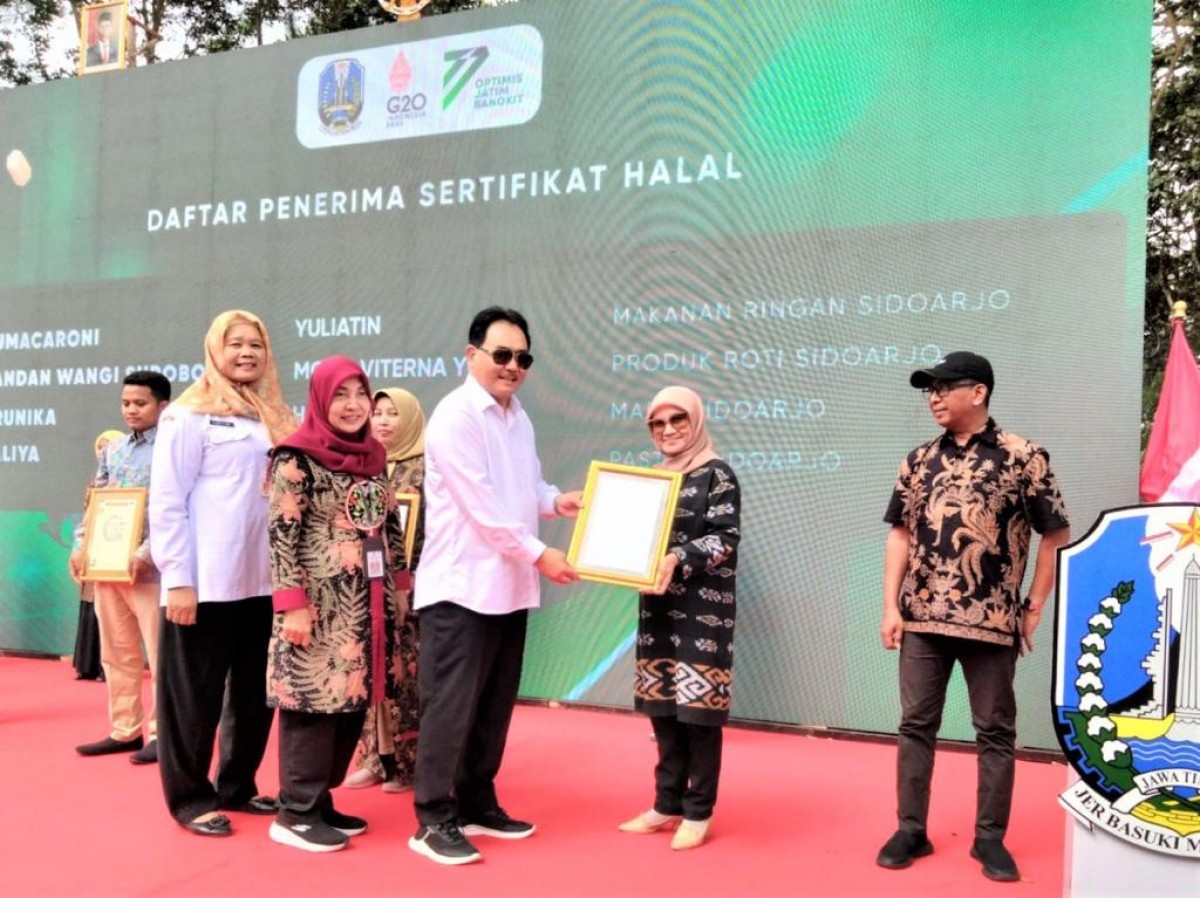 Kepala Dinas Koperasi dan UKM Provinsi Jatim, Andromeda Qomariah (tengah). (Foto: Faiq for jatimnow.com)