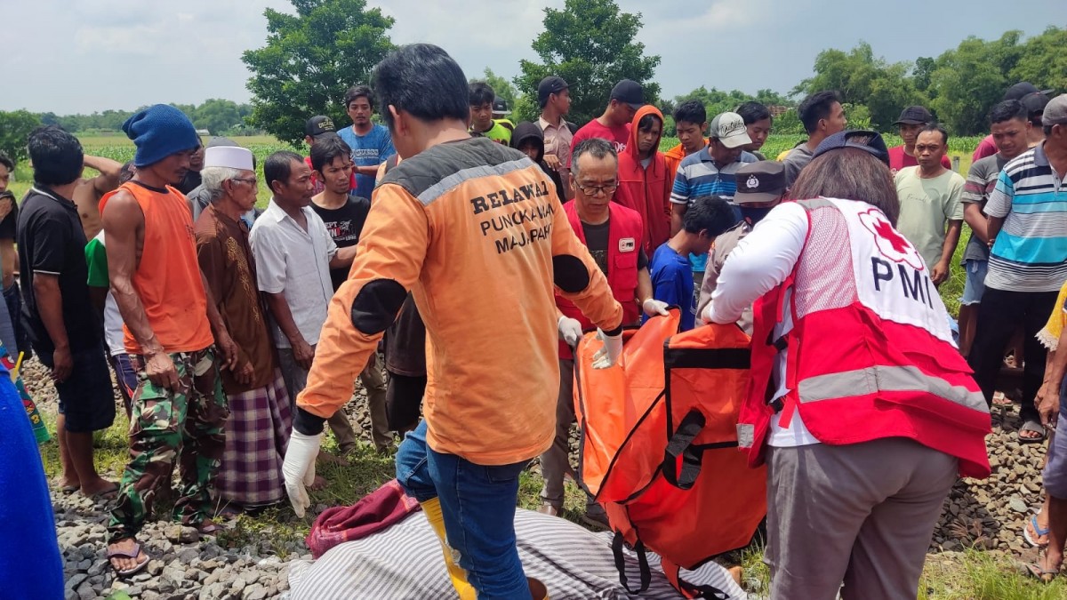 Keecelakaan maut yang melibatkan satu korban tewas dan luka berat dievakuasi ke RSUD dr Wahidin Sudiro Husodo Kota Mojokerto. (foto: relawan for jatimnow.com)