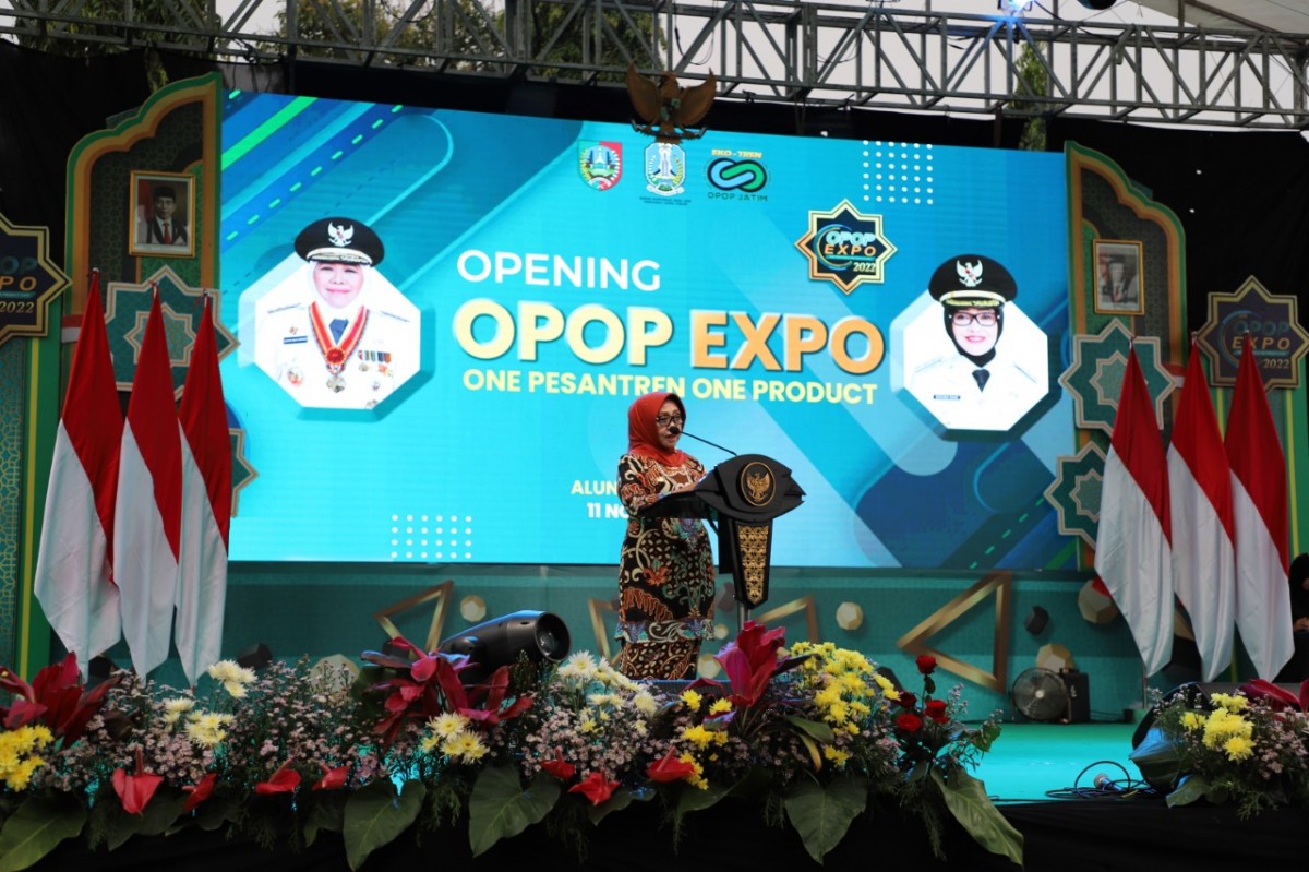 Bupati Jombang, Hj Mundjidah Wahab saat membuka OPOP Expo ke-4 di Alun-alun Jombang (Foto: Humas Pemkab Jombang)
