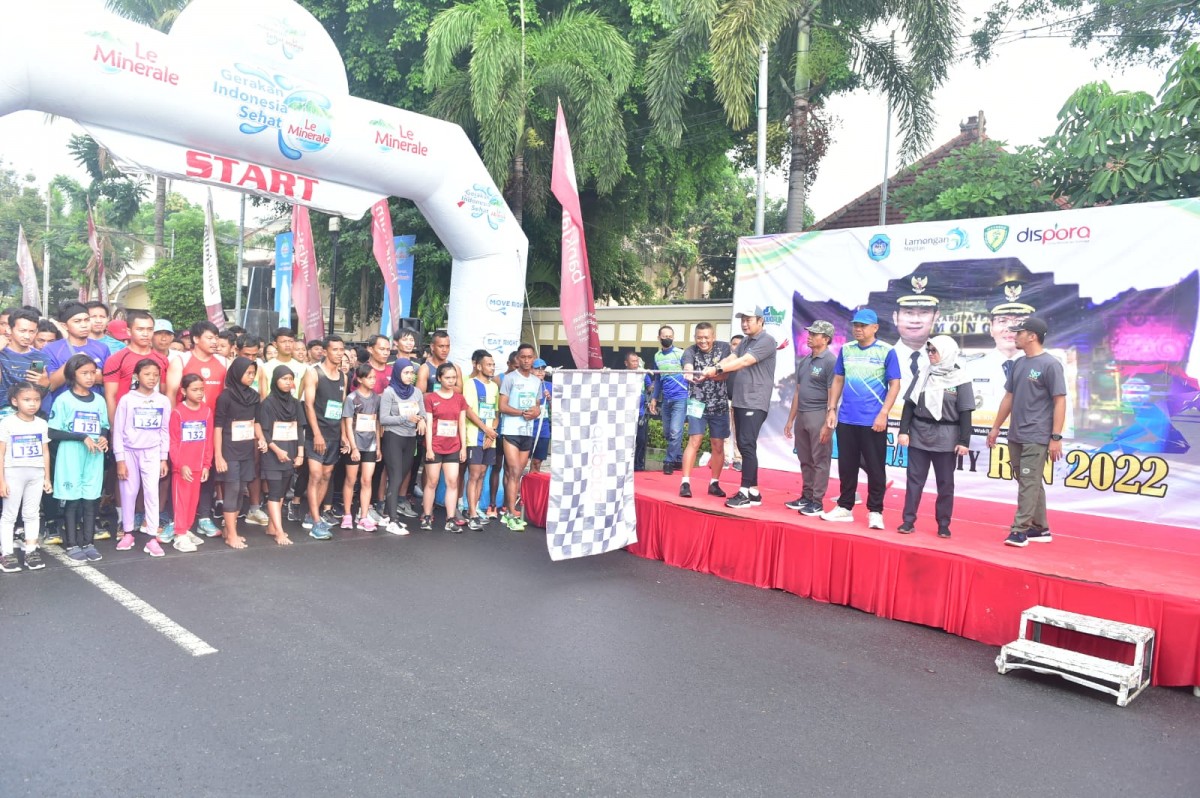Bupati Yuhronur Efendi melepas peserta Lamongan City Run 2022 (Foto-foto: Humas Pemkab Lamongan for jatimnow.com)