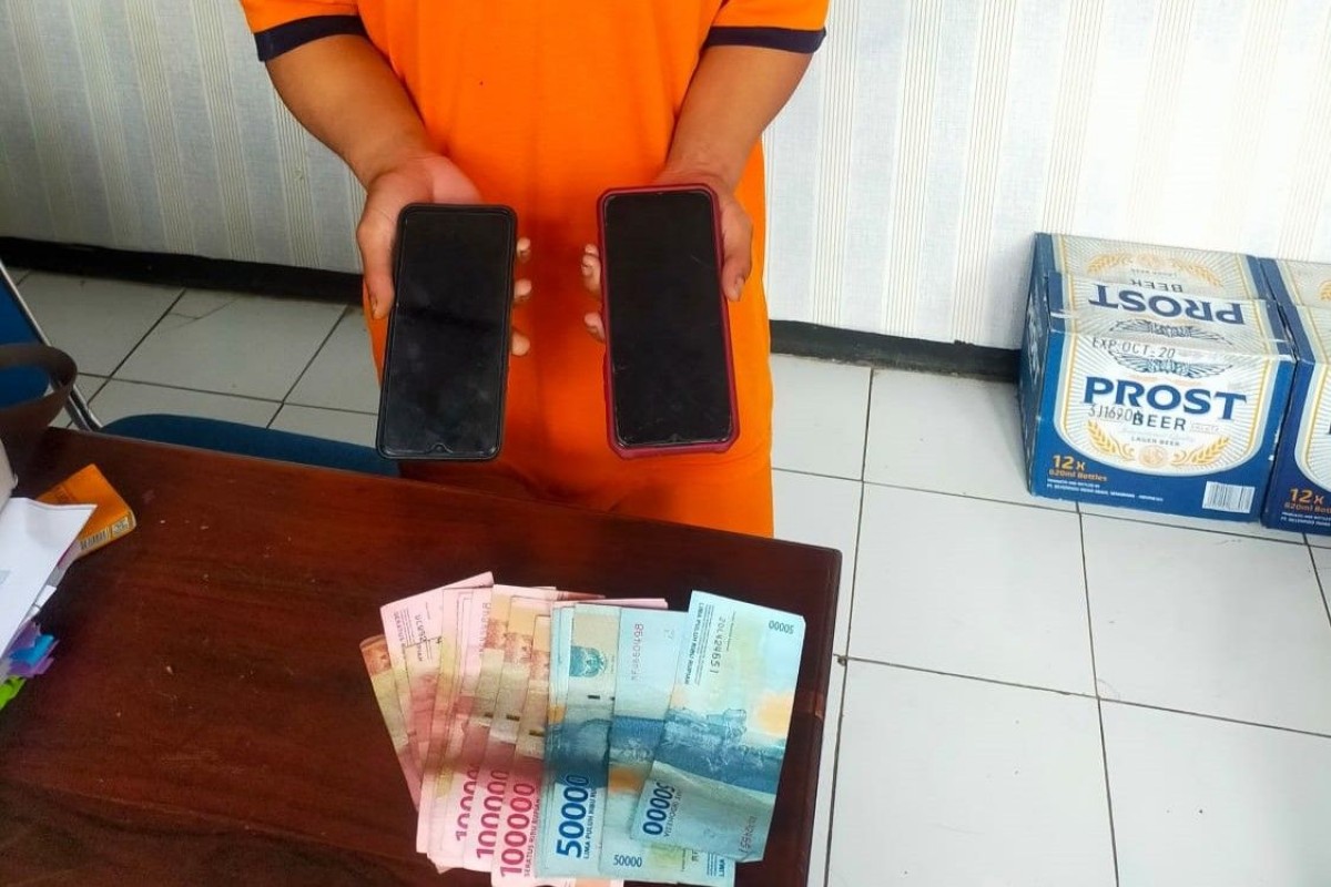 Sejumlah barang bukti yang dipamerkan dari hasil kejahatan AS. (foto: Polres Malang for jatimnow.com)