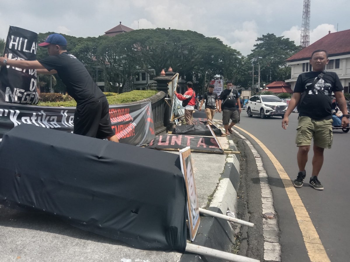 Keranda melingkari tugu Kota Malang sejak Sabtu (12/11/2022) sebagai bentuk protes penanganan Tragedi Kanjuruhan. (foto: Galih Raka/jatimnow.com)