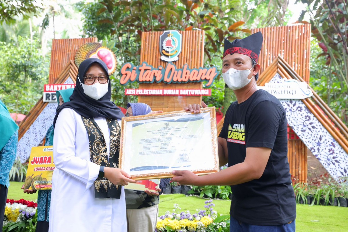 Bupati Banyuwangi, Ipuk Fiestiandani saat mendaftarkan lima varietas durian merah. (foto-foto: Pemkab Banyuwango for jatimnow.com)