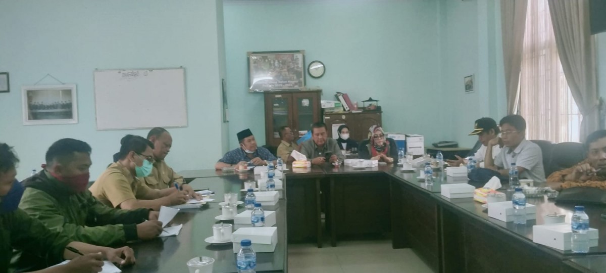 Hearing antara Komisi C DPRD Jombang dengan Dinas Perkim terkait pembahasan dana perawatan jalur pedestarian KH Wahid Hasyim. (foto: Elok Aprianto/jatimnow.com))