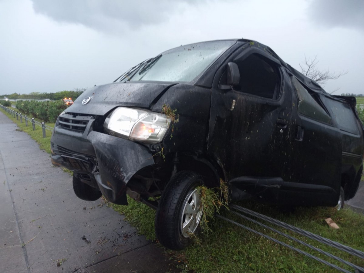 Mobil Granmax yang nangkring di pembatas Jalan Tol Jombang-Mojokerto akibat selip (Foto: Astra Infratoll Jomo)