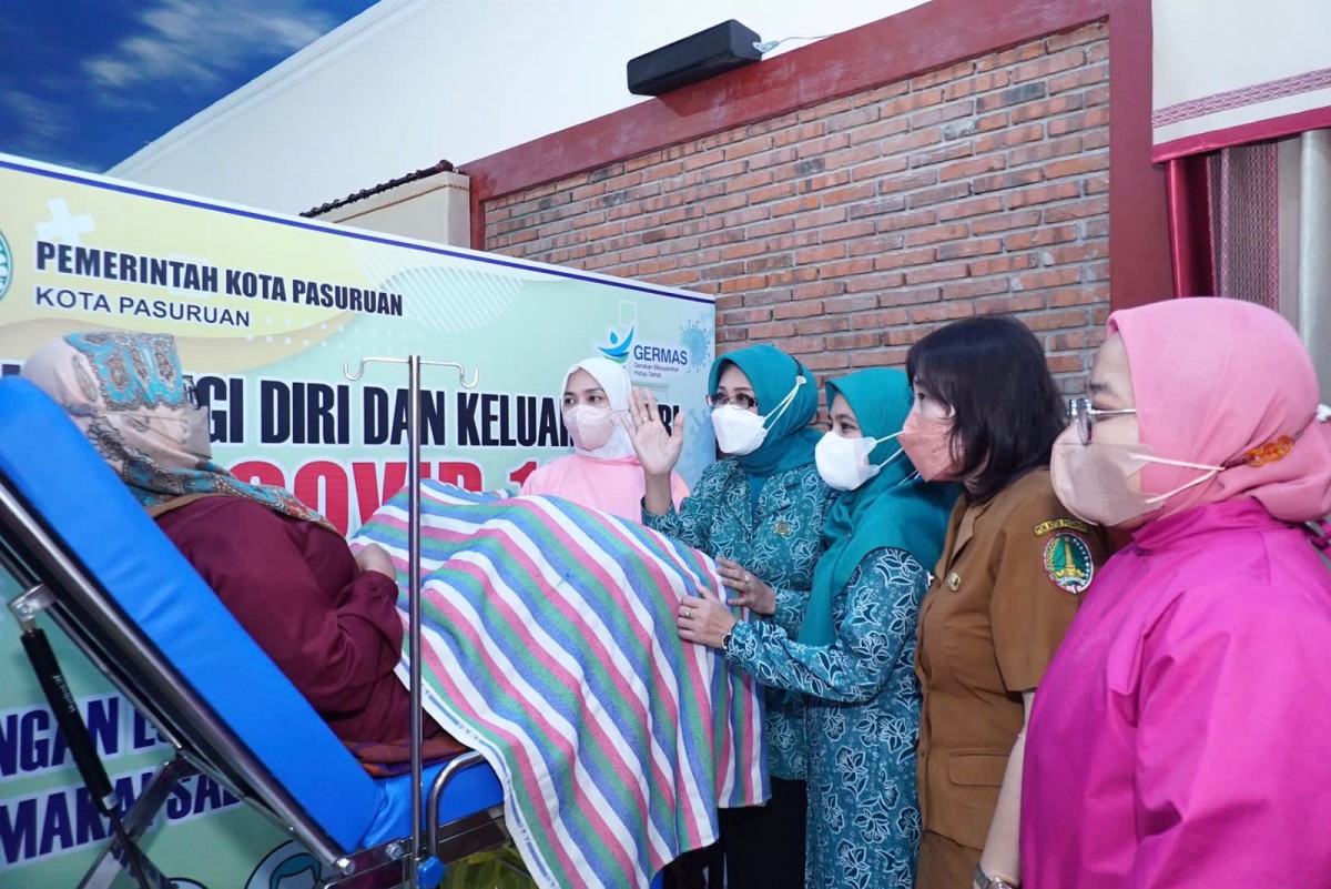 Ketua TP PKK Pemkot Pasuruan Fatma Saifullah Yusuf saat menggelar IVA test gratis, Senin (14/11/2022). (foto: Humas Pemkot Pasuruan)