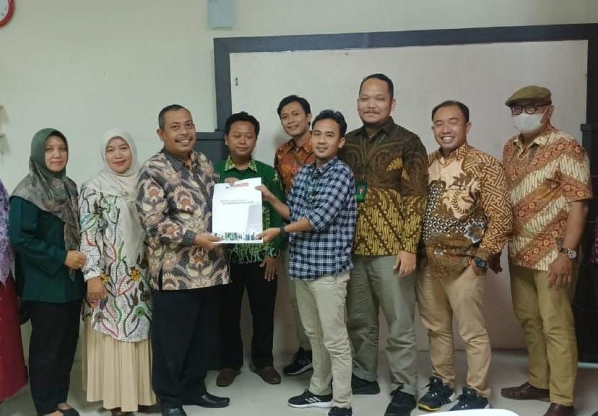 Penyeraahan SK Kemendikbudristek tentang Izin Pembukaan Program Studi Desain Komunikasi Visual Program Sarjana UM Surabaya (Foto: Datul for jatimnow.com)