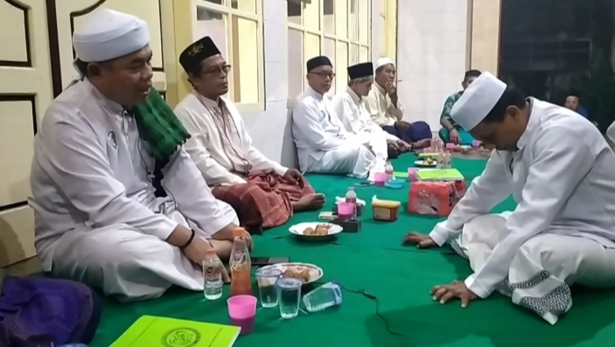 Rangkaian kegiatan pengobatan non-medis di Majelis Santri Langit (Foto: Jito for jatimnow.com)