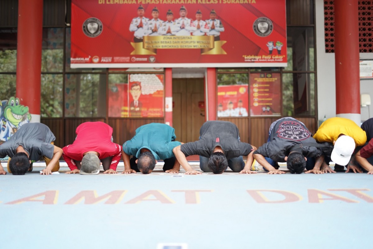 Tangis Haru Iringi Pembebasan Warga Binaan Lapas Klas I Surabaya