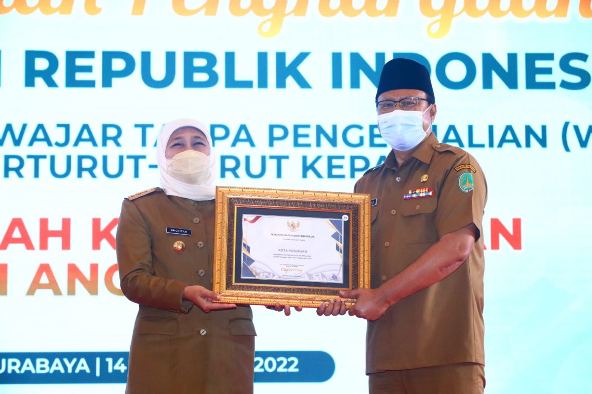 Pemkot Pasuruan menerima penghargaan dari Menteri Keuangan RI berupa opini WTP atas Laporan Keuangan Tahun Anggaran 2021. (Foto Pemkot Pasuruan)