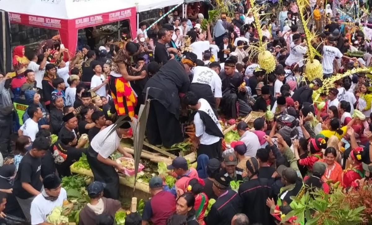 Warga berebut tumpeng di Songgoriti. (Foto: Galih Rakasiwi/jatimnow.com)