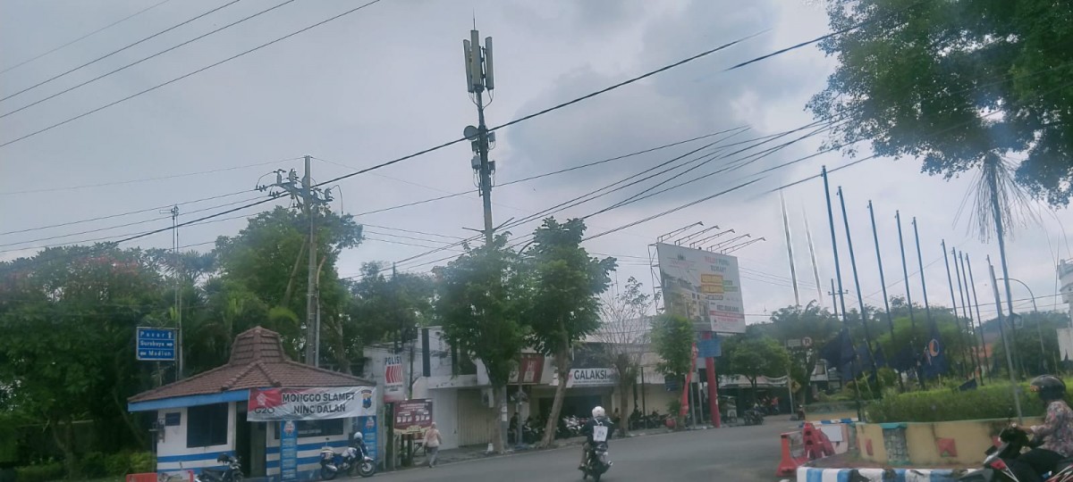 Papan reklame disebut milik Warna Warni di Bundaran Ringin Contong Jombang yang akan dibongkar (Foto: Elok Aprianto/jatimnow.com)