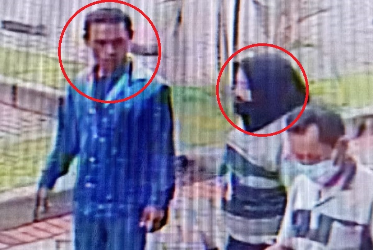 Kedua pelaku terekam CCTV sebelum beraksi. (Foto: Polsek Sukorejo)