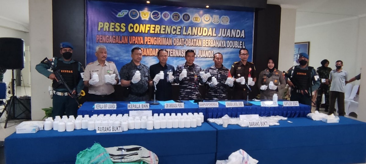 Barang bukti ratusan ribu butir pil koplo dibeber (Foto: Zainul Fajar/jatimnow.com)