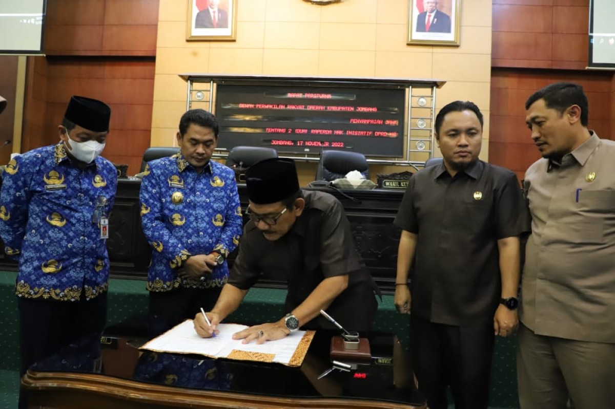 Ketua DPRD Jombang, Mas'ud Zuremi dan Wakil Bupati Jombang Sumrambah saat menandatangani dua Raperda inisiatif. (Foto: Elok Aprianto/jatimnow.com)