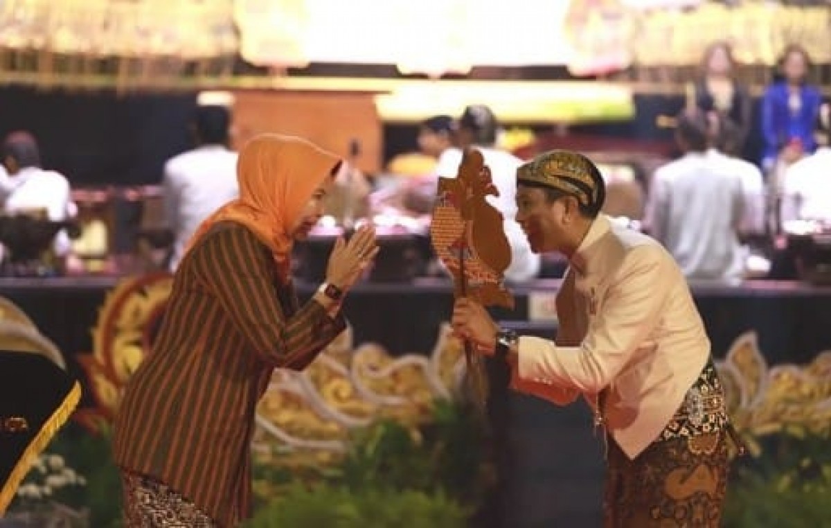 Mantan Kajari Kota Batu, Supriyanto bersama Wali Kota Batu Dewanti Rumpoko. (foto: Kominfo Kota Batu for jatimnow.com)