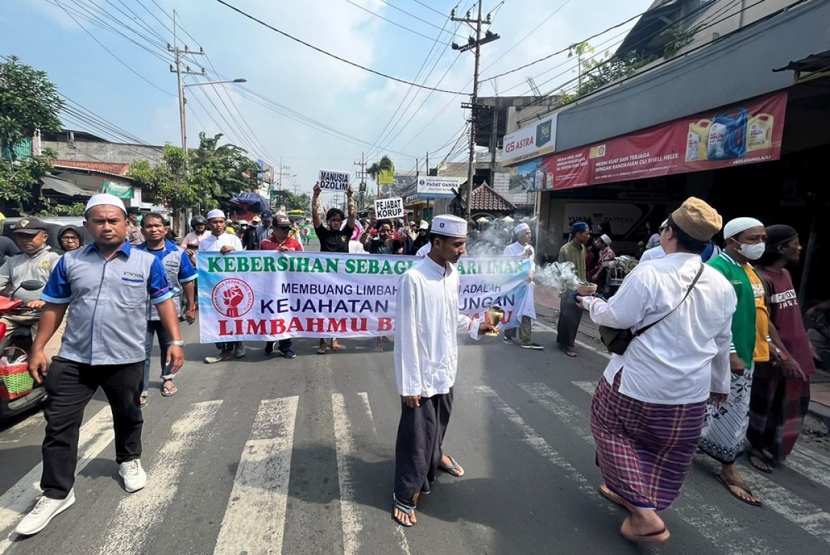 Ratusan warga yang demo meminta penutupan di depan Pasar Sepanjang (Foto-foto: Nanang for jatimnow)