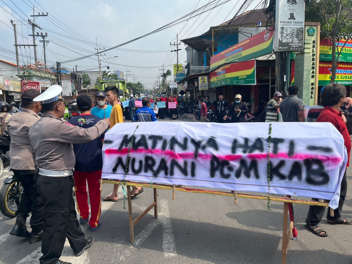 Warga Ngelom dan Wonocolo Sidoarjo menggelar aksi menuntut penutupan pemotongan unggas di dalam Pasar Sepanjang. (foto: Nanang Qosim for jatimnow.com)