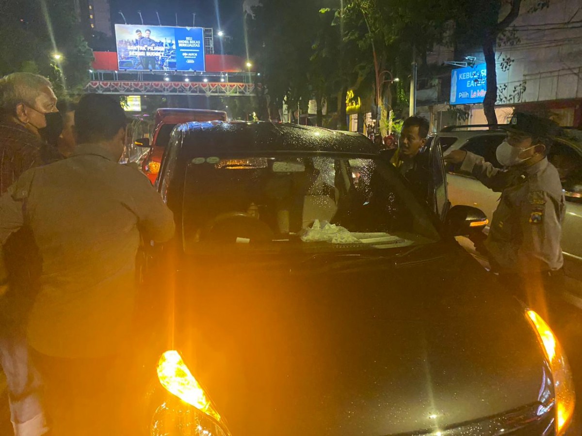 Petugas saat melakukan olah TKP pengemudi mobil yang meninggal dunia saat terjebak macet. (Foto: Satlantas Polrestabes Surabaya)