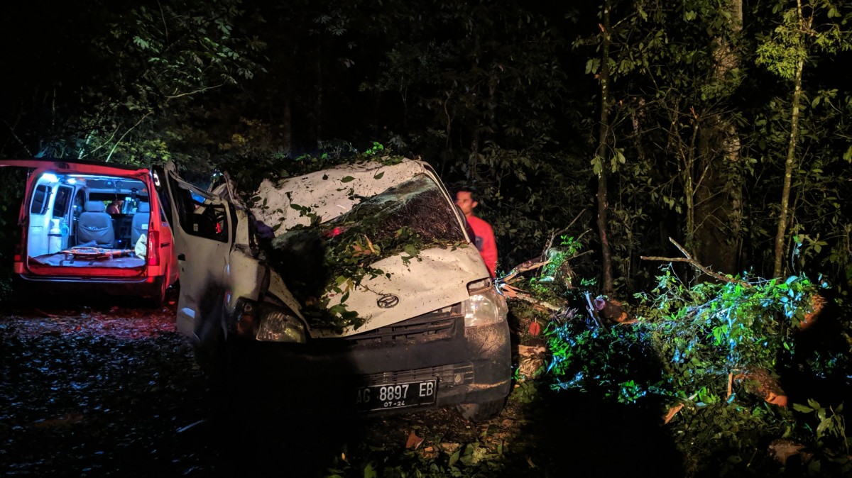 Kondisi mobil Grandmax yang ringsek setelah terimpa pohon tumbang di jalur Canag-Batu. (foto: Made Zakaria for jatimnowcom)