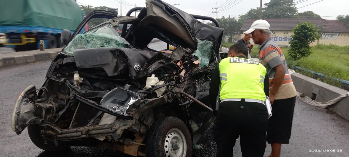 Kondisi Daihatsu GranMax yang ringsek bagian depan stelah menabrak truk. (foto: Elok Aprianto/jatimnow.com)