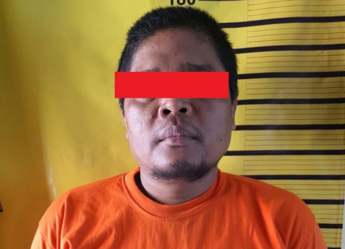 Tersangka Iwan saat diamankan di Mapolsek Tambaksari Surabaya. (Foto: Polsek Tambaksari for jatimnow.com)