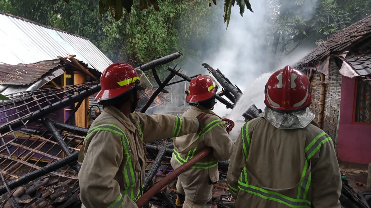 Upaya pemadaman yang dilakukan tim Damkar BPBD Kabupaten Jombang.(BPBD Kabupaten Jombang for jatimnow.com)