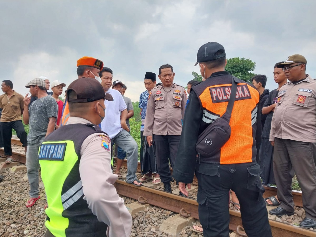 Santri Tewas Tersambar KA Pertamina di Pasuruan Sepulang Salat Jumat