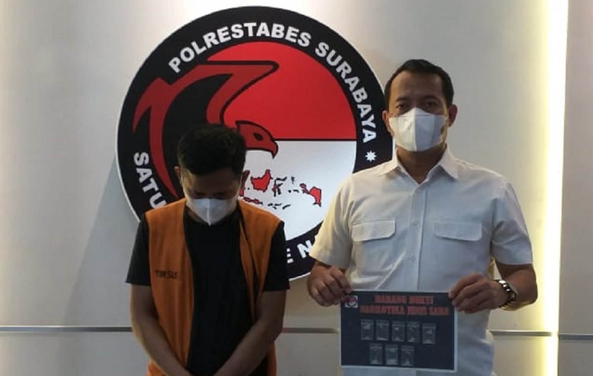 Tersangka MS diamankan polisi. (Foto: Polrestabes Surabaya)