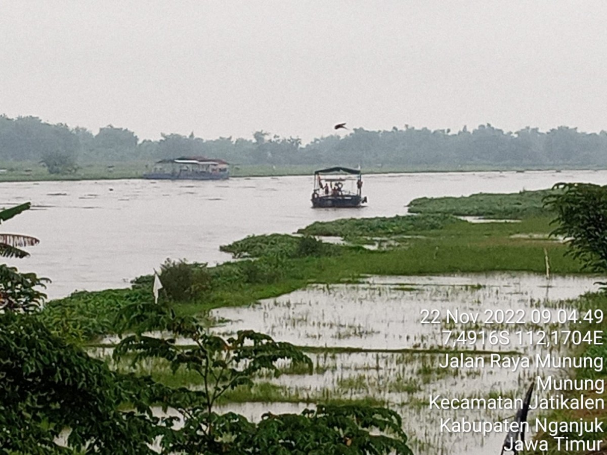 Kondisi perahu penyeberangan Joko Tingkir yang terbawa arus Sungai Brantas. (Foto: Polres Jombang)