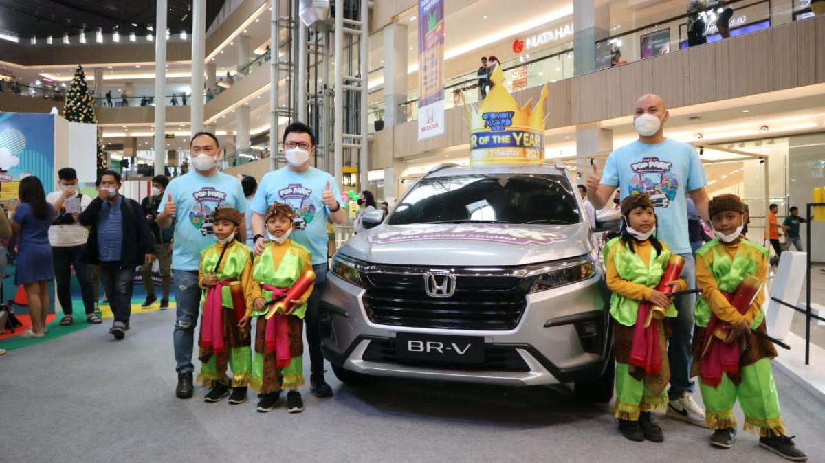 Wendy Miharja (dua dari kiri) di sela kegiatan di Pakuwon Mall. (foto: Fajar/jatimow.com)