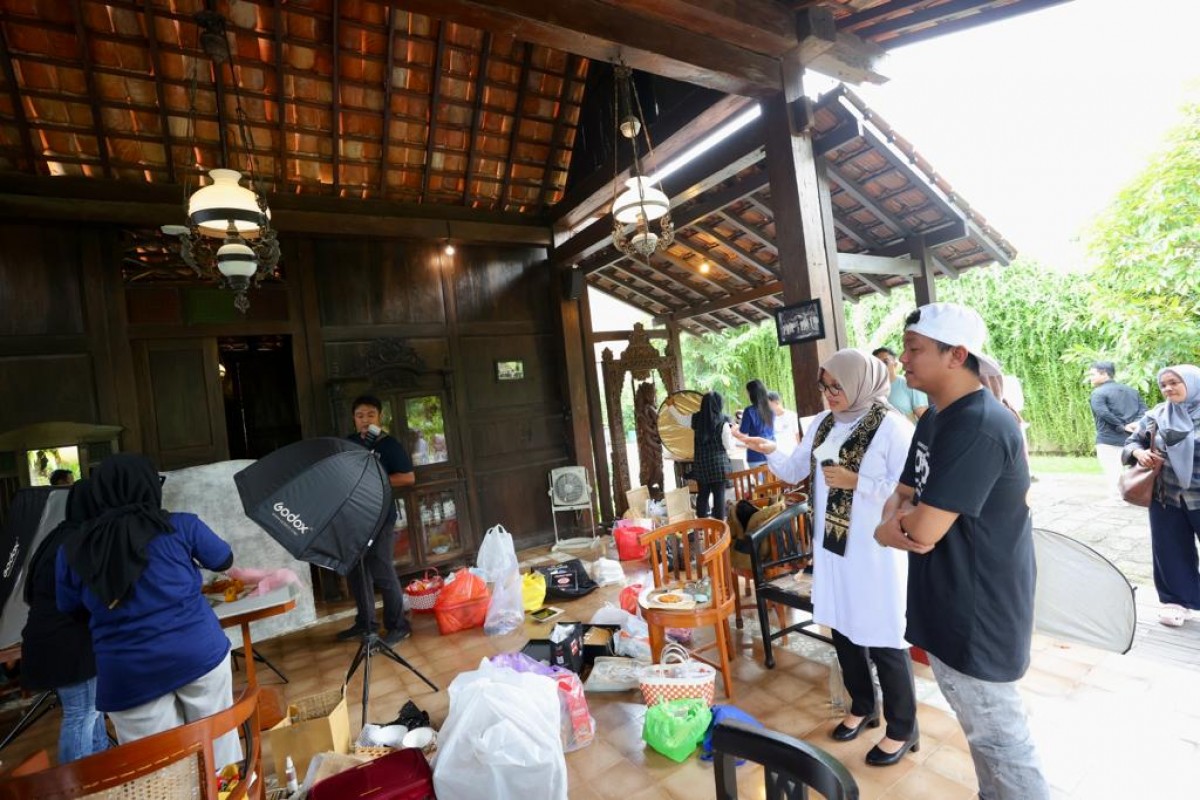 Bupati Banyuwangi Ipuk Fiestiandani saat menyaksikan pengambilan foto dan video di pendopo kabupaten. (foto: Kominfo Pemkab Banyuwangi for jatimnow.com)