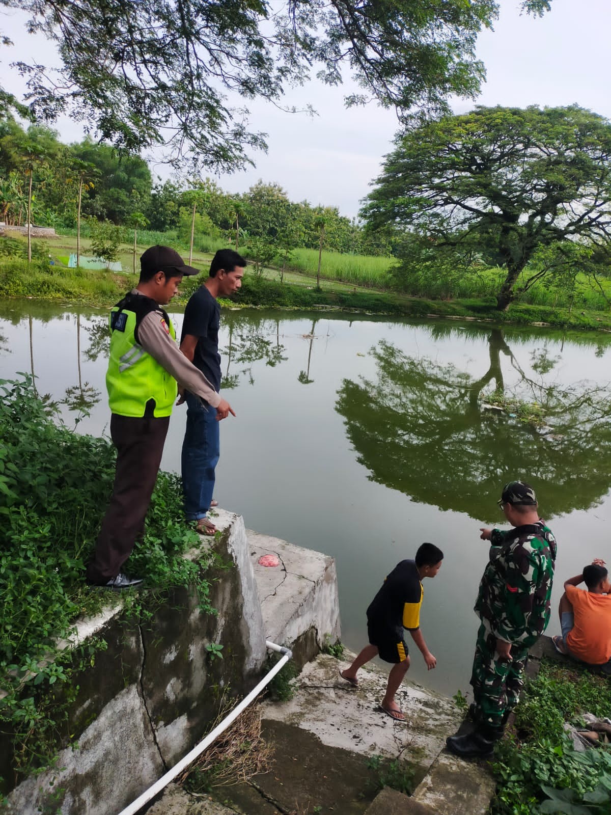 Lokasi bocah tenggelam di waduk Sumbersari, Kecamatan Sambeng, Lamongan. (foto: Humas Polres Lamongan for jatimnow.com)