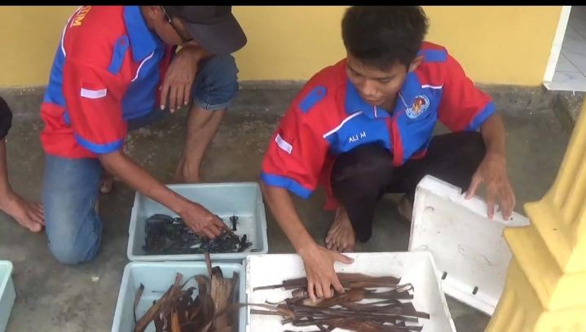 Ali Murtadho menunjukkan lobster air tawar yang ia budidayakan bersama warga Ngoro, Jombang. (foto: Elok Aprianto/jatimnow.com)