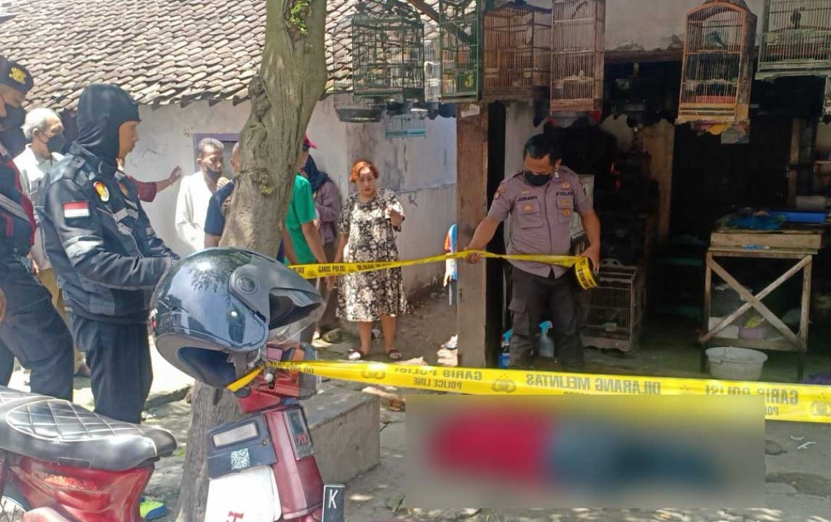 Korban tergeletak di depan kios burung kicau Jalan Flamboyan, Desa Candimulyo, Kecamatan Jombang.(Foto: Elok Aprianto/jatimnow.com)